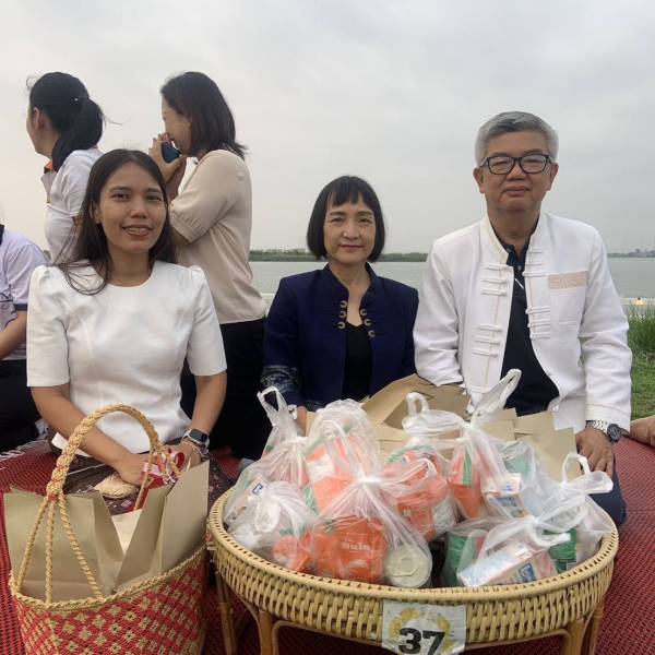 สำนักงานปศุสัตว์จังหวัดพิจิตร เข้าร่วมกิจกรรม“ปูเสื่อ นั่งสาด ตักบาตรรับอรุณ เสริมบุญที่บึงสีไฟ”