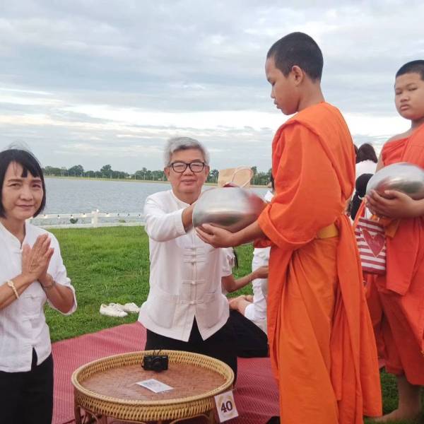 สำนักงานปศุสัตว์จังหวัดพิจิตร เข้าร่วมกิจกรรมปูเสื่อนั่งสาด ตักบาตรรับอรุณ เสริมบุญที่บึงสีไฟ