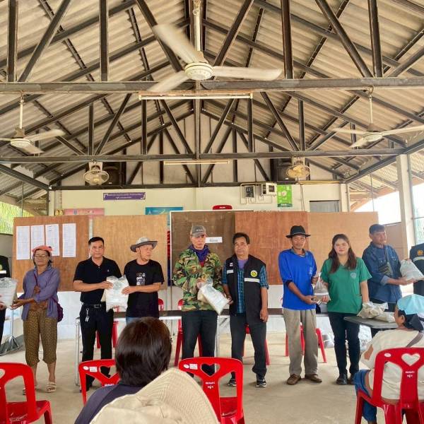 ปศุสัตว์จังหวัดตาก มอบเมล็ดพันธุ์พืชอาหารสัตว์ โครงการฟื้นฟูอาชีพเกษตรกรผู้ประสบอุทกภัยด้านปศุสัตว์